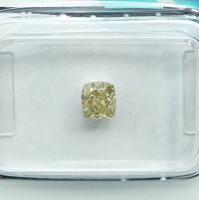 1 pcs Diamond (Natural coloured) - 0.52 ct - Cushion - Fancy light Greenish Yellow - VS2 - International Gemological Institute (IGI)