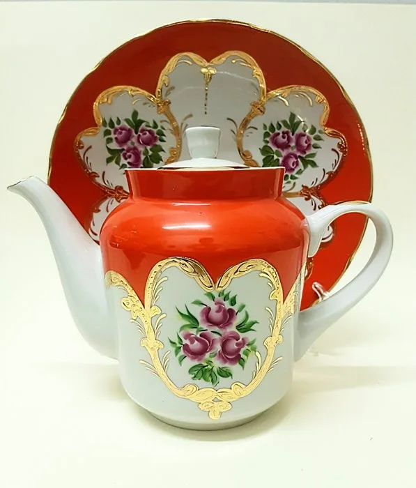 Tea pot (2) - Plate- Porcelain hand painted - USSR