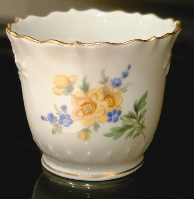 Meissen - Vase - Beaker/Cachepot form with a wavy rim and relief decorations. - Porcelain - Meissen – Miniature vase