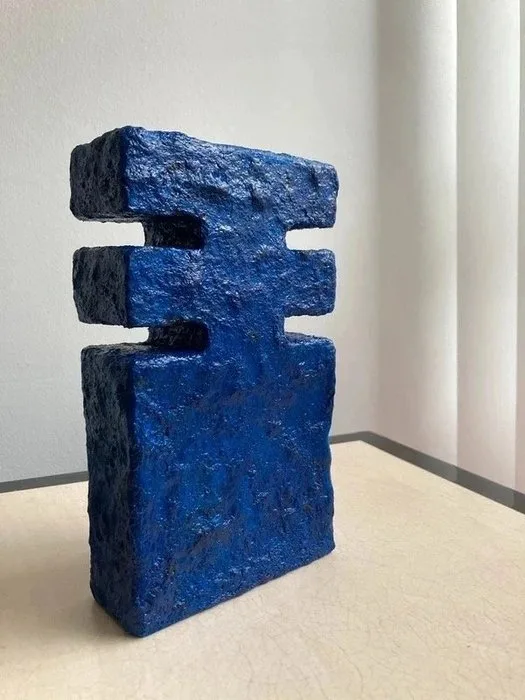 De Handt Studio - Sculpture, Sculpturale vaas kobalt blauw De handt Studio - 23 cm - Resin, Papier-mâché