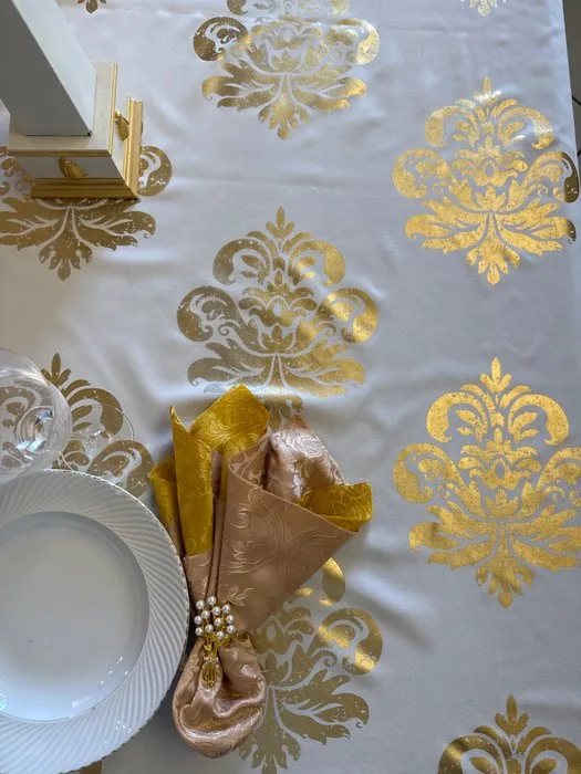 San Leucio top quality - Luxurious silk-blend tablecloth with a medallion print and gold leaf. - Tablecloth - 165 cm - 138 cm
