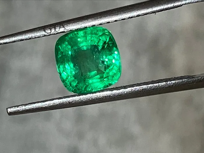 1 pcs Green Emerald - 1.40 ct - International Gemological Institute (IGI)