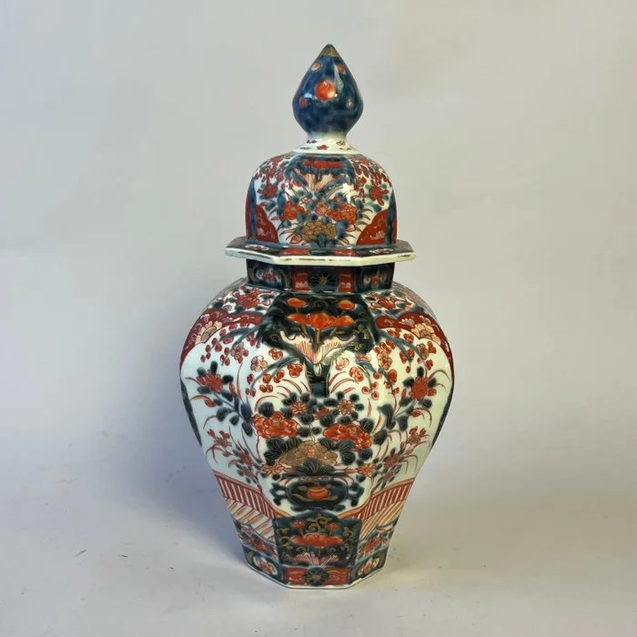 Vase - Large Japanese Imari lidded vase, octagonal, multicolored with gold – Meiji period, circa 1870–1900 - Porcelain
