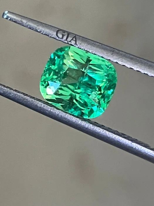 1 pcs Green Tsavorite - 1.68 ct - Gemological Institute of America (GIA)