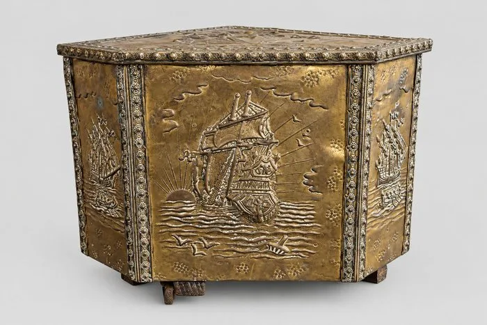 Storage trunk - Pinewood, embossed brass - brass-plated