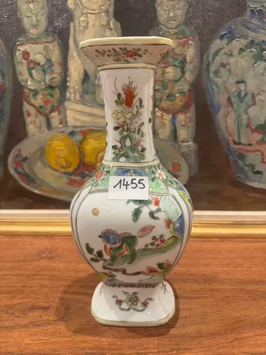 Chinese famille‑verte square‑lobed vase - Porcelain - China - Qing Dynasty (1644-1911)