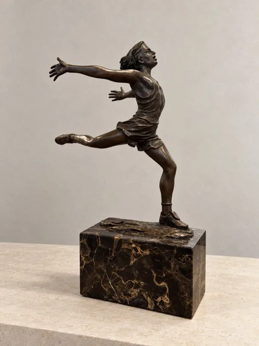 Milo (1910-1978) - after - Sculpture, The Finisher – Bronzen sculptuur van een triomferende mannelijke atleet – marmeren sokkel - 27.6 cm - Bronze, Marble