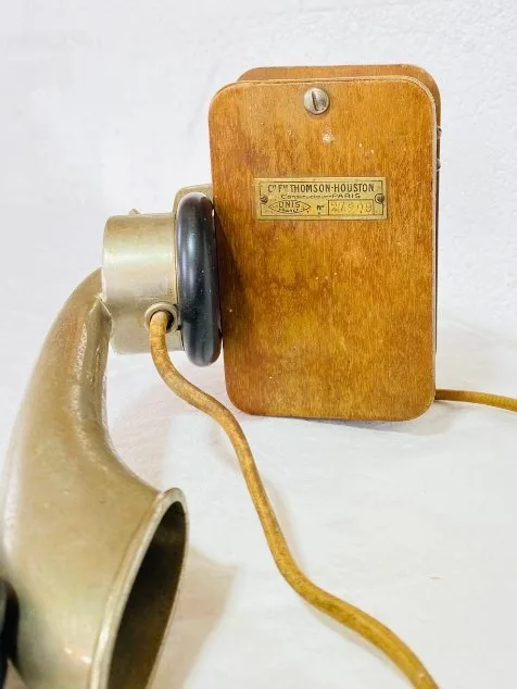 Compagnie Française Thomson-Houston - Analogue telephone - Old mural with horn. - Wood, Brass