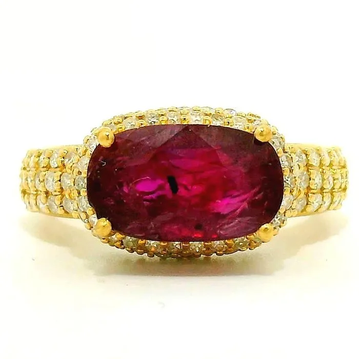Ring - 18 kt. Yellow gold - 4.76ct. tw. Ruby - Diamond - Halo Ruby Ring