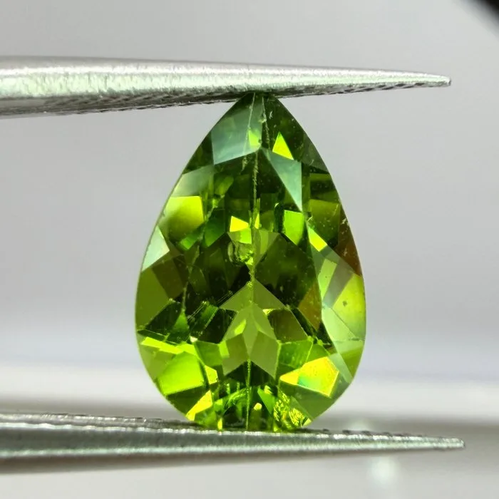 1 pcs Green, Yellow Peridot - 3.13 ct - International Gemological Institute (IGI) - Natural peridot