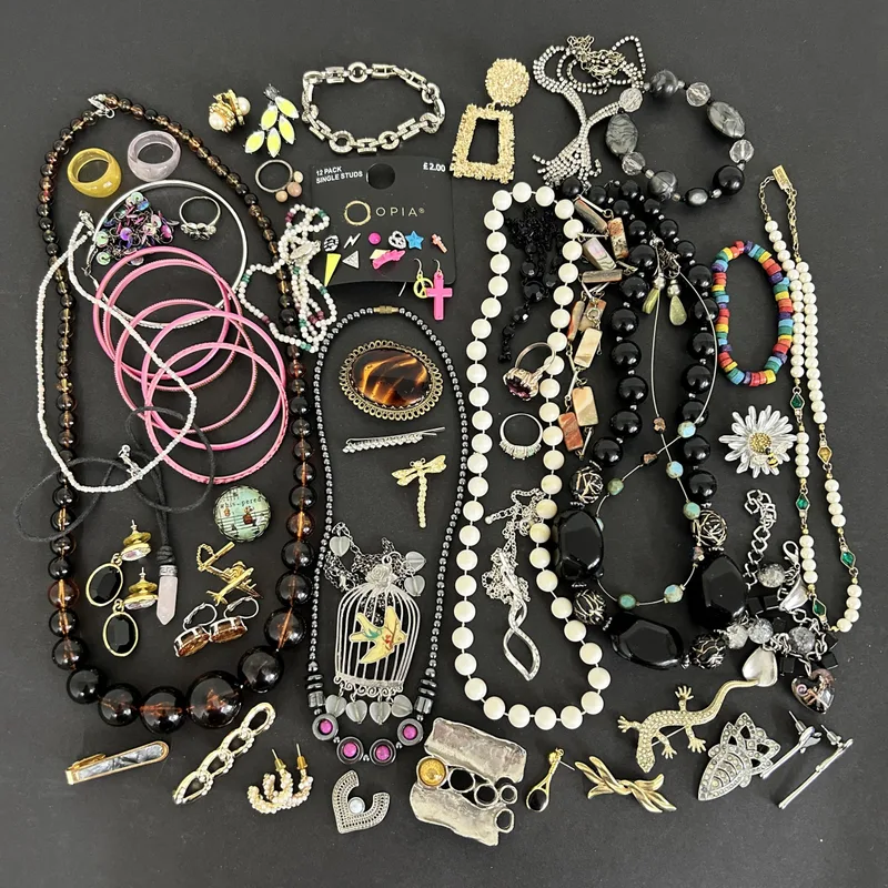Mixed costume jewellery to include necklaces, bracelets, rings etc