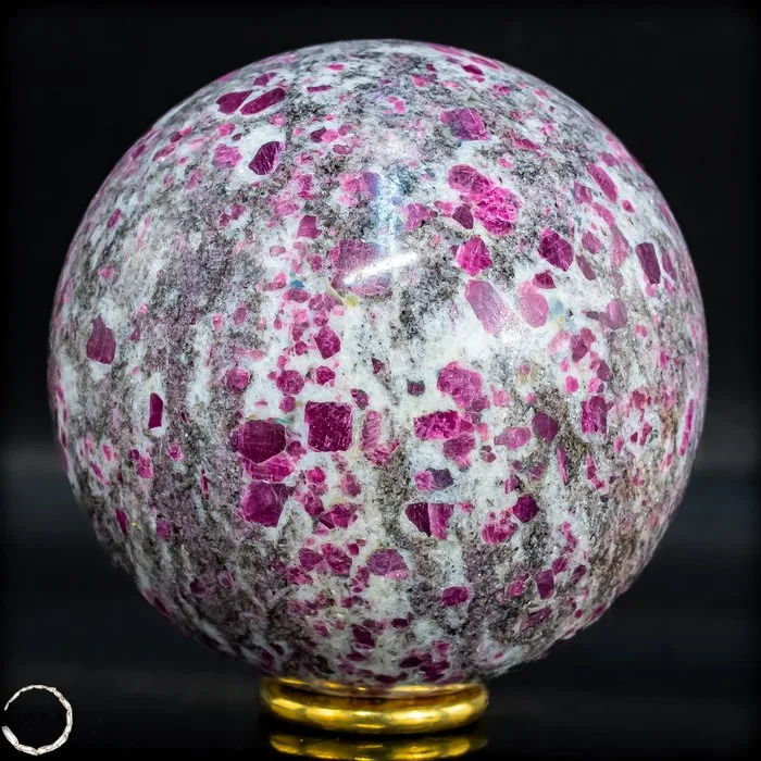 Ruby sphere in the matrix rock – UV-reactive gemstone with intense fluorescence Sphere, Myanmar- 637.14 g