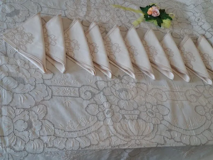 Exquisite trousseau towel with embroidery and fine lace in handmade Sicilian Sfilato. - Tablecloth (13) - 250 cm - 165 cm