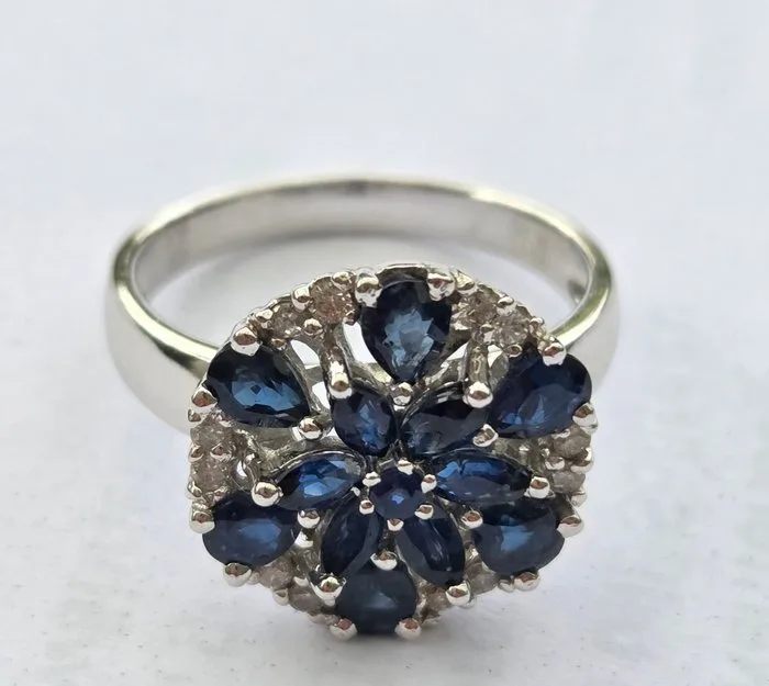 Ring - 18 kt. White gold - 2.05ct. tw. Sapphire - Diamond