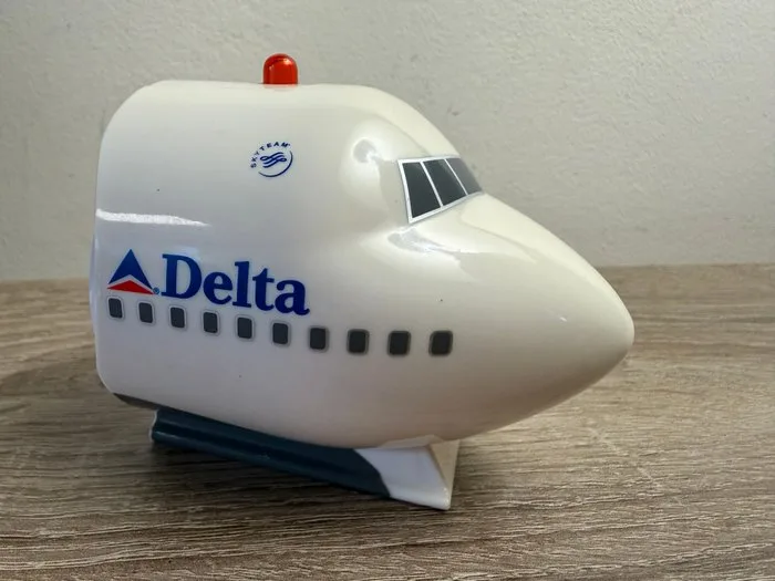 Clock - Unique Delta Air Lines Digital Projection Travel Alarm Clock - Plastic - 2000-2010