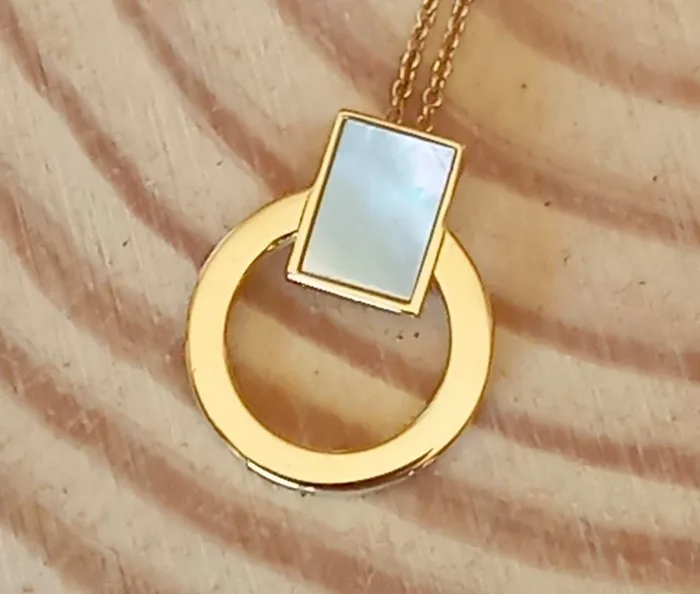 Necklace with pendant - 19.2 kt. Yellow gold