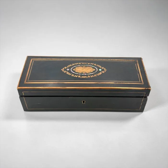 Coquet - Box - Double-Opening Display - Wood, Brass - Decorative Medallion