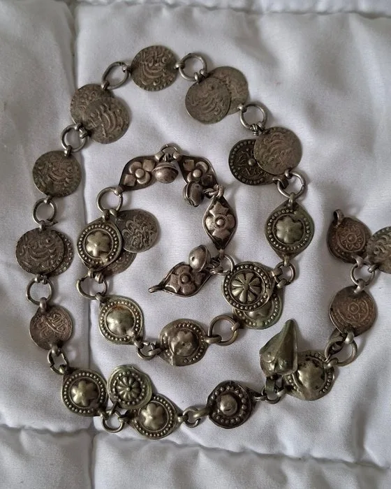 Traditionelle nomadische Münzkette / Kopfschmuck mit Glöckchen – Zentralasien - Early 20th century