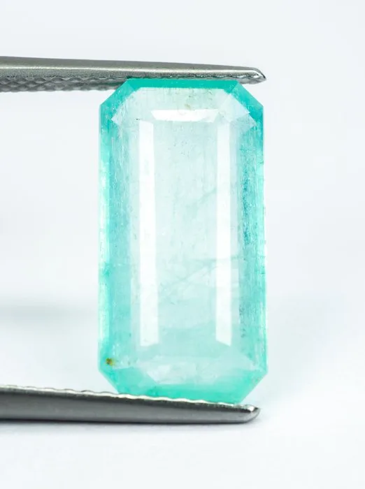 Green Emerald - 4.24 ct - International Gemological Institute (IGI)