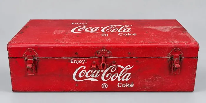 Decorative ornament - Europe - metal suitcase Coca-Cola