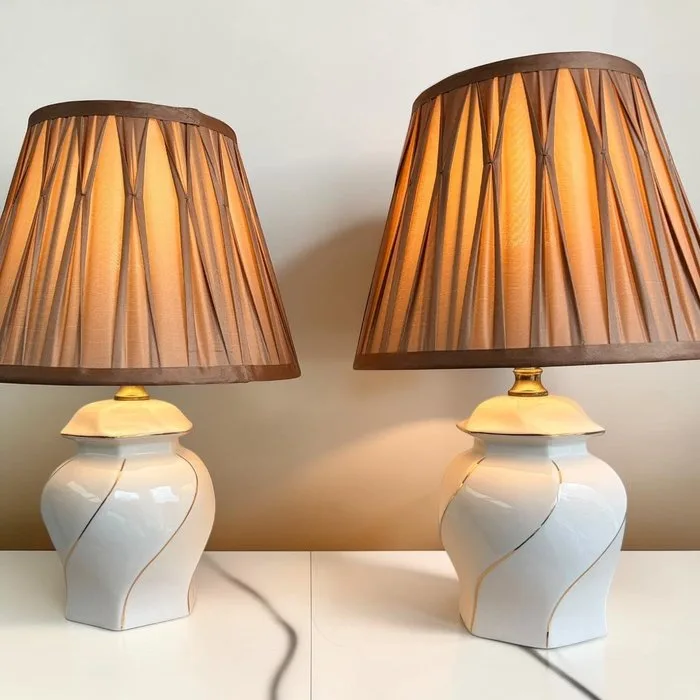 Table lamp (2) - Pair of Italian Ceramic Table Lamps - Mid-Century Style - Swirl Design with Pleated Ribbon Shades - Ceramic - Pair of lamps