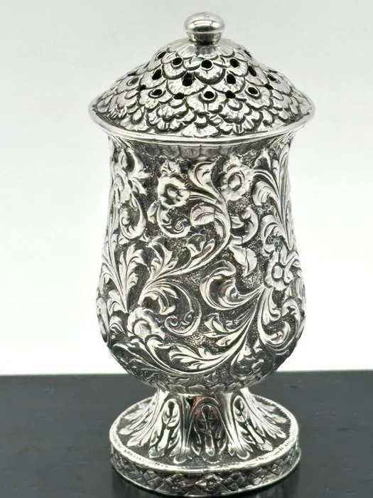 Stevige zeer zware (85,8 gr) antieke zilveren Strooibus geheel floraal gedreven - Caster - Silver