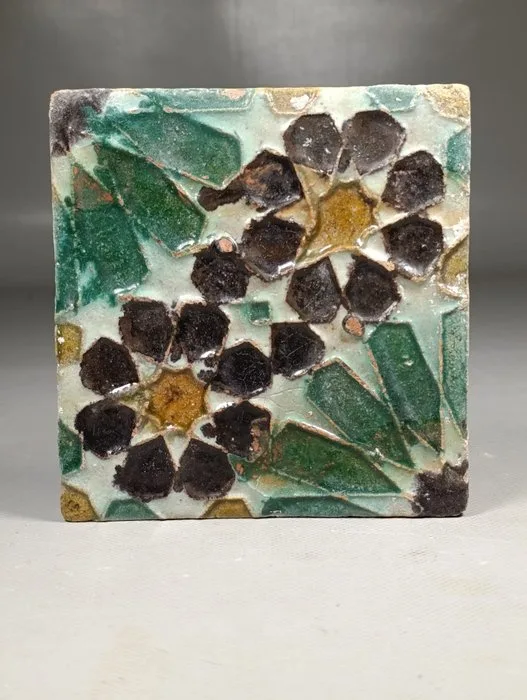 Tile - Large rosettes / flowers with a honey-yellow heart Miel - Hispano-Mauresque - late 16th – early 17th century (ca. 1580–1620). - Tile