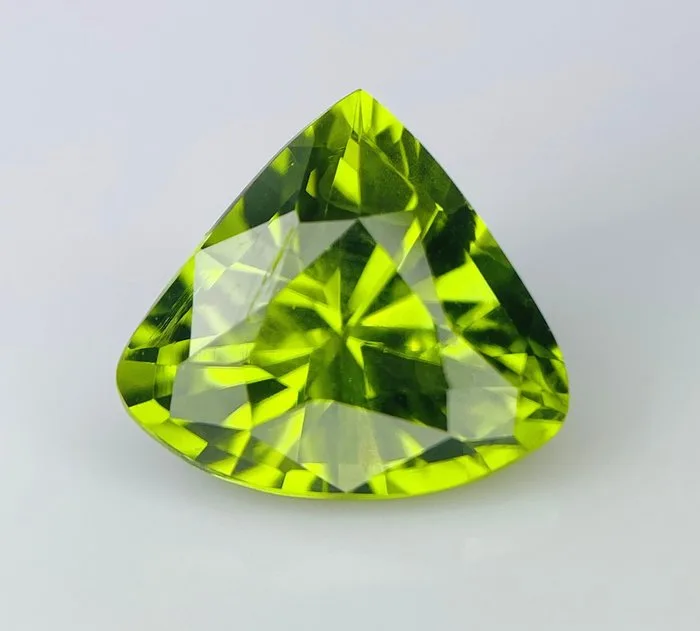 1 pcs Green Peridot - 3.60 ct - International Gemological Institute (IGI)