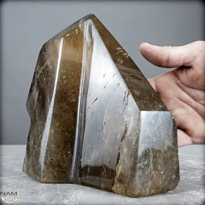 Natural smoky quartz obelisk – Warm transparency with distinctive inclusions and inner depth.- 2604.11 g