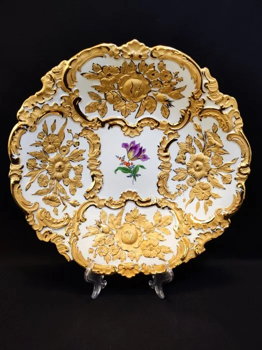 Meissen - Dish - große Prunkschale/Prunkteller Ø 31,5cm Floral-/Rocaillenrelief, Mattgold, Glanzgold, Blumenmalerei - Porcelain