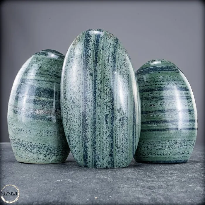 Banded Kambaba Jasper – Expressive freeforms with natural patterning Madagascar full of magic and energy- 2550.41 g - (3)