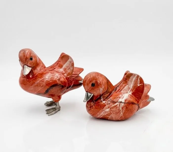 Sculpture, EXTREMELY RARE DUO OF MALEVOLTI DUCKS, ITALY – ROSSO MARBLE EFFECT RESIN & SILVER-PLATED METAL – - 12 cm - Metal, Resin
