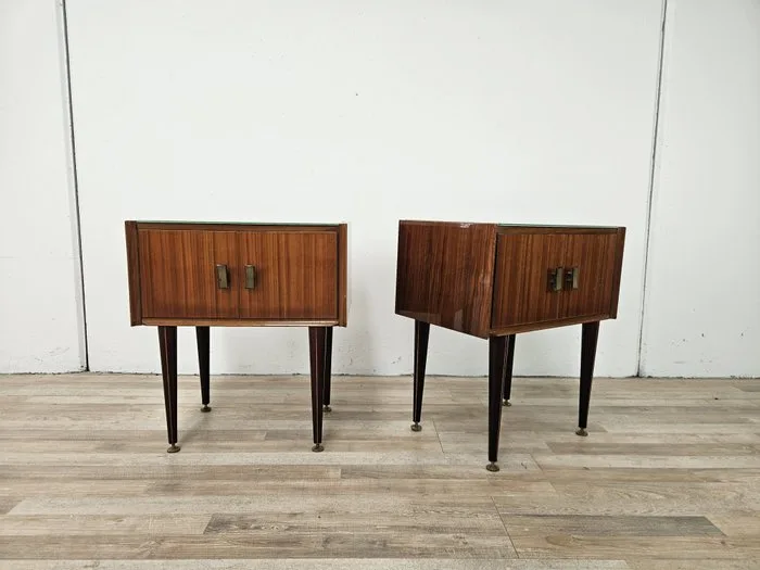 Nightstand (2) - 1960s nightstands veneered in walnut - Walnut, Plywood, Brass, Glass