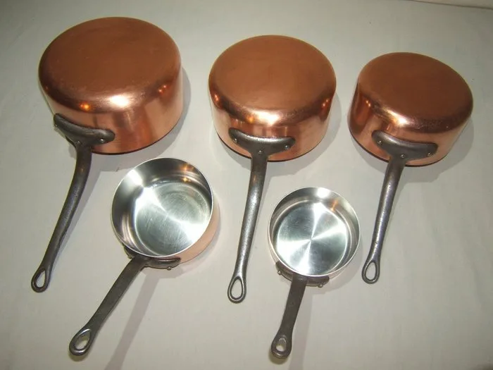 Les Metaux ouvres - Een set van 5 degelijke koperen Franse pannen ca. 4,12 kilo - Pan - Copper, Cast iron - Professional quality