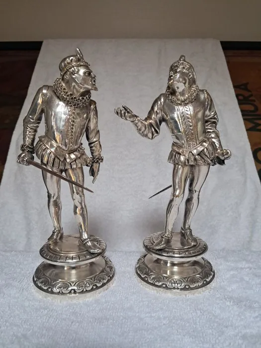 Emile Guillemin (1841-1907) - Statuette, Les mignons duellistes - 19.5 cm - Silvered bronze