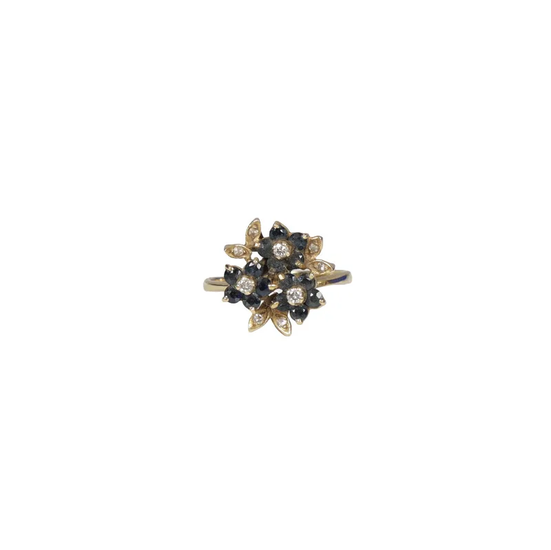 An 18 Carat Gold & Diamond Ring