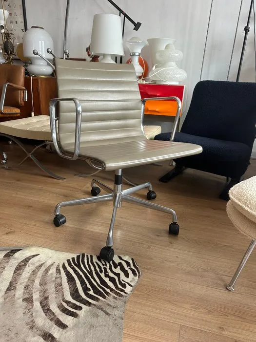Vitra - Charles & Ray Eames - Office chair - Aluminium Chair - Leather, Aluminium