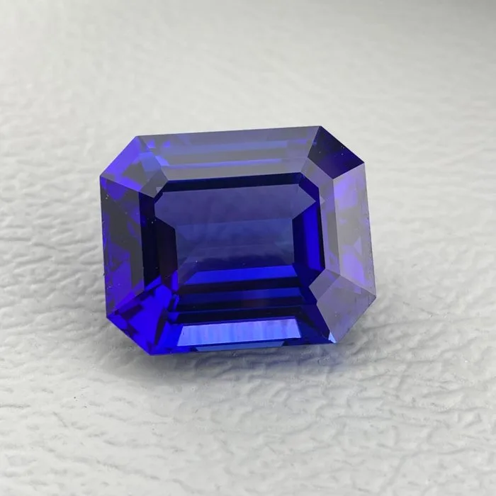 1 pcs Violet, Blue Tanzanite - 30.34 ct - Gemological Institute of America (GIA) - D Block
