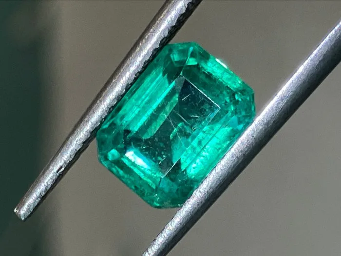 1 pcs Green Emerald - 2.41 ct - International Gemological Institute (IGI)