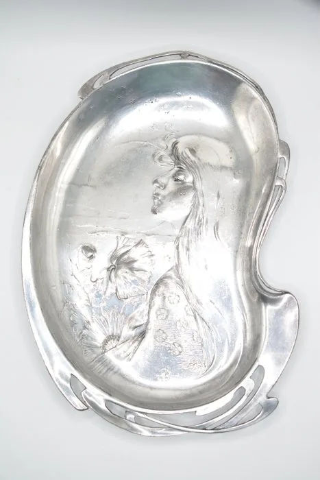 Decorative tray - France - Portrait of a woman