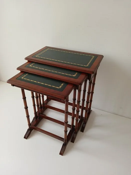 Nesting tables - Mahogany