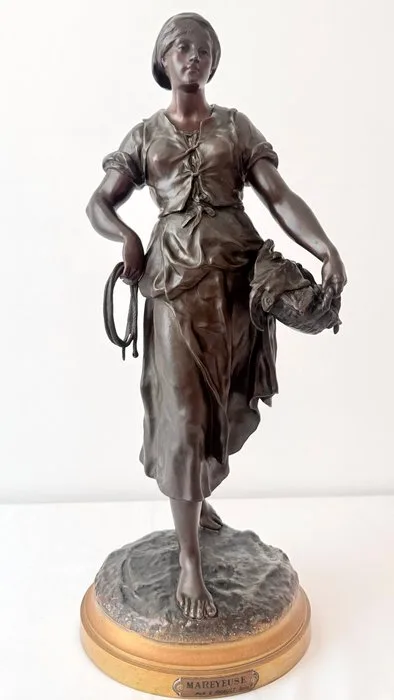 Emile Louis Picault (1833-1915) - Sculpture, Bronzestatue – „La Mareyeuse“ - 11,9 Kg - 59.5 cm - Patinated bronze