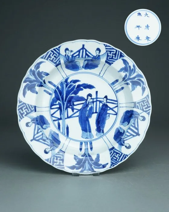 Plate - Porcelain - Lange Lijzen / Meiren - China - Kangxi (1662-1722)