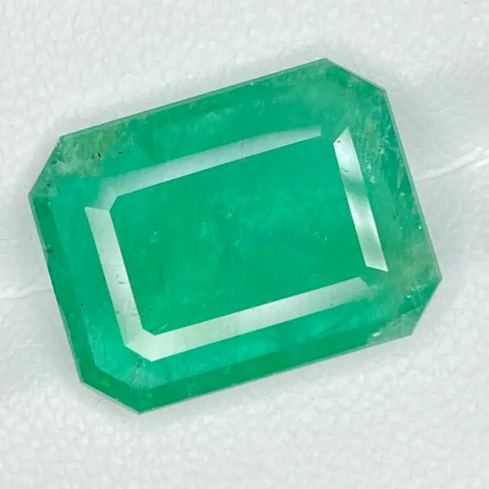 Green Emerald - 8.69 ct - International Colored Gemstone Association (ICA GemLab)