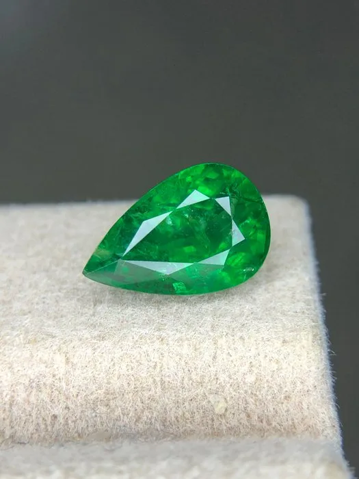 1 pcs Green Garnet, Tsavorite - 2.93 ct - International Colored Gemstone Association (ICA GemLab) - Super green #776