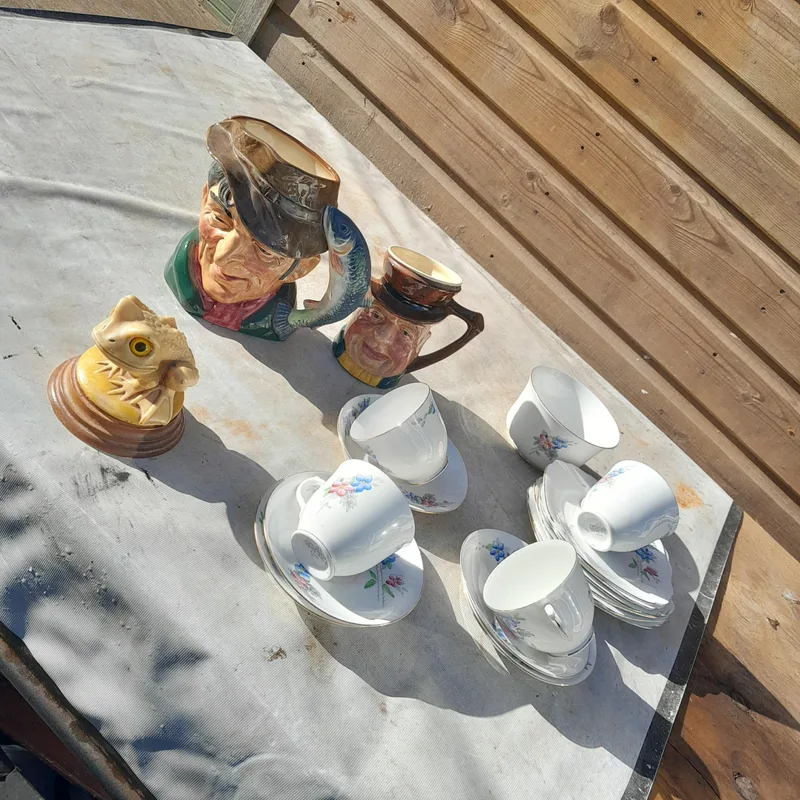 Decorative china ornaments and tea ware : Royal Doulton character jugs etc