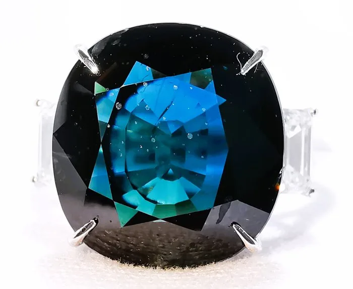 Ring - 18 kt. White gold, Sapphire 8.00 ct GIA -Bellerophon 4.64 gr - 8.00ct. tw. Sapphire - Diamond - BELLEROPHON / GIA/