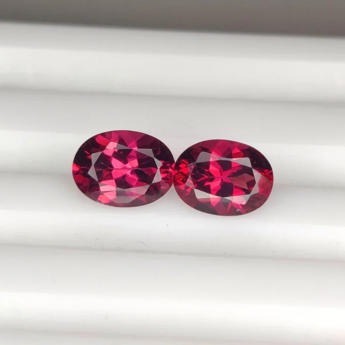 2 pcs Garnet, Rhodolite - 2.89 ct - International Colored Gemstone Association (ICA GemLab) - Matching Pair.....!