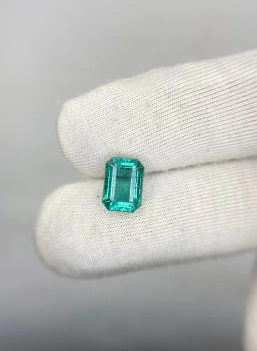 1 pcs Green Emerald - 3.35 ct - International Gemological Institute (IGI) - F1 minor