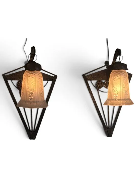 P.Maynadier - Wall sconce (2) - Art Deco wall sconce with two lights, tulips signed P. Maynadier - Gilt bronze, Pressed and satin-finished molded glass (art glassware)., Art Deco Wrought Iron Sconces Pierre Maynadier c. 1925–1930 | Art Deco Wall Sconces